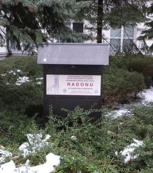 바르샤바 공과대학교(Warsaw University of Technology)(Warsaw University of Technology)에서 토양 라돈 농도를 측정하는 고정 위치 장치