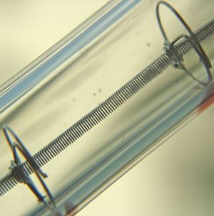 할로겐 램프 내부의 텅스텐 필라멘트