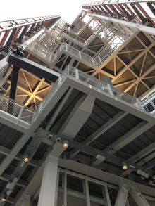 72층 전망대에서 본 샤드의 첨탑과 방열층의 내부 구조