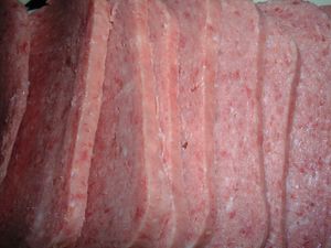 통조림에서 갓 꺼낸 슬라이스 스팸