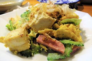 스팸을 사용한 고야 찬푸루(이시가키섬에서)