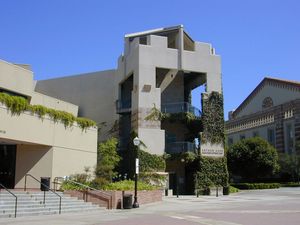 UCLA 캠퍼스의 아서 애시 학생 건강 및 웰니스 센터