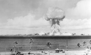 크로스로드 작전은 비키니 환초에서 실시된 핵실험 시리즈였으며, 당시 비키니를 포함한 두 가지 프랑스 수영복 디자인의 이름을 짓는 데 영감을 주었다.