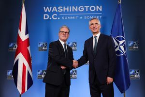 2024년 NATO 정상회담에 참석한 스타머와 옌스 스톨텐베르크 사무총장