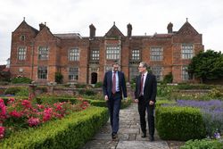 아일랜드의 레오 바라드카르 총리(왼쪽)와 아일랜드를 방문한 스타머(오른쪽)의 회담(2024년 7월 17일)