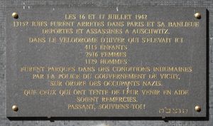 그르넬 대로}}<i> (파리 15구)에 위치해 있다.