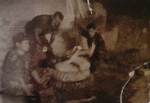 1961년, 프랑스군이 전기 고문을 가하는 동안 두 개의 타이어가 용기로 사용된 알제리인의 물속 침수 고문