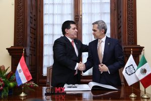 2016년 8월 멕시코(Mexico)에서 카르테스에게 수여된 “귀빈” 증서 수여식.