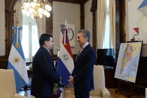 카르테스는 2016년 9월 아르헨티나 대통령 마우리시오 마크리와 로사다 저택에서 만났다.