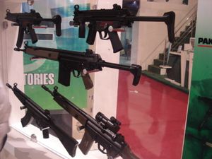 무기 전시회에 전시된 POF에서 생산된 소총과 화기.