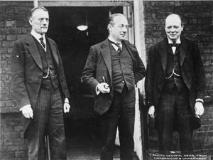 제2차 볼드윈 내각의 모습, 체임벌린 외무장관, 볼드윈 총리, 처칠 재무장관.