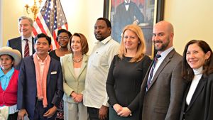 차푸토바(오른쪽에서 세 번째)와 2016년 골드만 환경상 수상자들, 그리고 미국 정치인 낸시 펠로시.