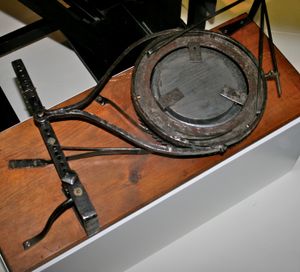 런던 과학 박물관에 전시되어 있는 허설의 거울 닦는 도구