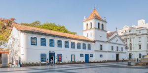 상파울루 역사지구에 있는 콜레지우(Pátio do Colégio)의 안뜰. 1554년 도시 건립 장소. 현재 건물은 1653년 예수회 대학 및 교회 바탕으로 20세기 후반 재건축.