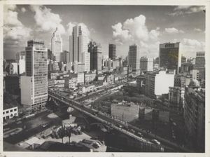 1960년대 상파울루의 모습. 마르티넬리, 알티누 아랑테스, 미란테 두 발레 빌딩이 보인다.