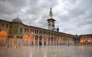 다마스쿠스의 우마이야 모스크(Umayyad Mosque)는 우마이야 칼리파(Umayyad Caliphate) 시대에 건설되었다.