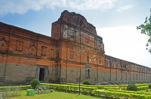 아디나 모스크(Adina Mosque), 한때 남아시아에서 가장 큰 모스크였으며, 벵골 술탄 왕조(Bengal Sultanate)의 첫 수도였던 말다 지구 판두아(Pandua, Malda)에 위치해 있다.