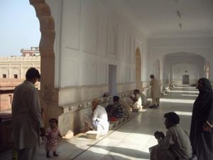바드샤히 모스크(Badshahi Mosque)의 기도 전 정결 의식을 행하는 사람들, 라호르(Lahore), 파키스탄