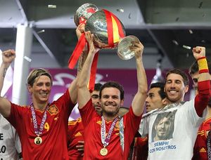 UEFA 유로 2012 우승 후 페르난도 토레스(왼쪽), 세르히오 라모스(오른쪽)와 함께 기뻐하는 마타(가운데)