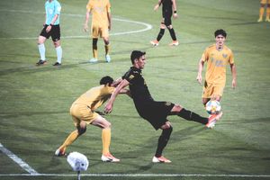 축구 선수가 퍼스트 터치로 볼을 잡고 있다.