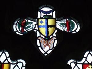 세인트 레오나드 교회(쉽스토어)에 있는 기념 채색 유리창. 제2차 세계 대전 중 사망한 사라왁 출신들을 기리기 위한 것입니다. 나비, 나방, 그리고 제임스 브룩의 이름을 딴 두 종의 포충낭 식물이 그려져 있습니다.