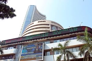 뭄바이 증권거래소(Bombay Stock Exchange)는 세계에서 아홉 번째로 크고, 아시아에서는 가장 오래되고 다섯 번째로 큰 증권거래소이며, 인도에서는 가장 큰 증권거래소이다.