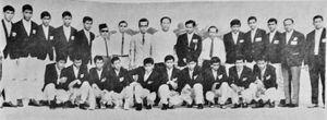 1970년, 브루나이 구 공항(Berakas Airport)에서 무함마드 유수프 펭기란(Pengiran Muhammad Yusuf)과 함께 포즈를 취한 브루나이 축구 국가대표팀 선수 18명과 관계자 4명