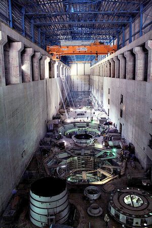 바꾼 댐 발전소 내부의 터빈들. 이 댐은 사라왁의 주요 전력 공급원이다.