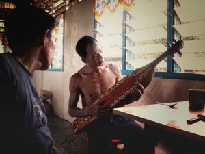 사페를 연주하는 카얀 부족민