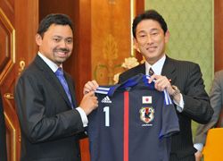 기시다 후미오가 2013년 알-무흐타디 빌라를 만나는 모습