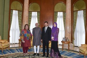 모하마드 하미드 안사리가 2016년 알-무흐타디 빌라와 펭기란 아낙 사라와 함께