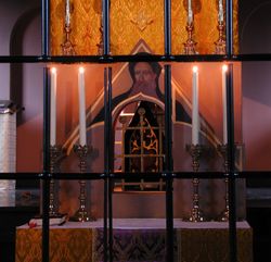 네덜란드 바르푸이젠에 있는 은수처 성당의 이전 본 제단, 아빠스 안토니우스의 벽화와 그의 성유물 일부가 담긴 성해함. 이후 특별히 만들어진 측면 제단에 있는 황금 전당으로 이전되었다.