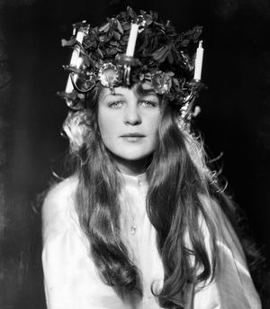 여배우 솔베이그 헤덴그란이 성 루치아 역을 맡은 사진