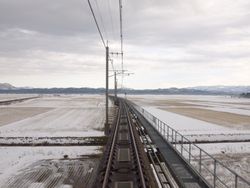 고가에 설치된 단선 철로