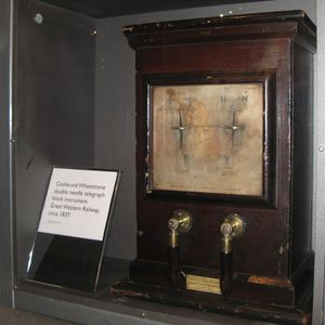 국립 철도 박물관에 전시된 초기 쿡과 휘트스톤 이중 바늘 철도 전신 장치