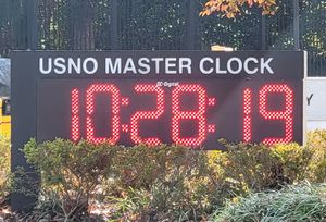미국 해군 천문대의 마스터 클록 시간 외부 표시