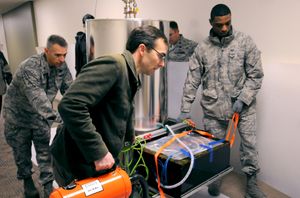 미국 공군 장병들이 루비듐 시계를 운반하고 있다