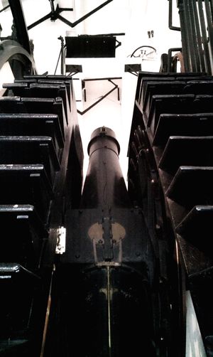 그리니치 왕립 천문대의 자오선 통과 의식실에 있는 에어리의 자오선 통과 원. 1884년부터 1984년까지 100년 동안 세계의 본초 자오선을 표시했다.