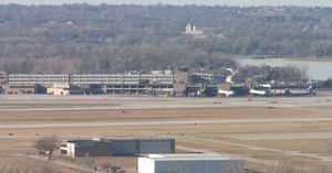 오마하 동부의 에플리 공항(Eppley Airfield)