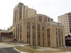 조너스 솔크(Jonas Salk) 연구팀이 최초로 폴리오 백신을 개발한 솔크 홀(Salk Hall). 현재 피츠버그 대학교 치과대학과 약학대학이 위치해 있다.
