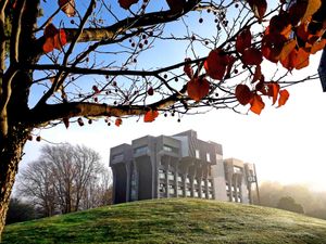 마타리키 빌딩(등록 빌딩)은 대학의 거버넌스를 담당하는 대학 평의회의 본거지이다.