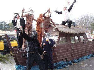 언디 500(Undie 500) 차량에 장식된 노아의 방주(Noah's Ark)