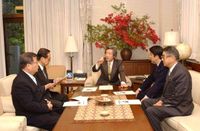 고이즈미 준이치로, 아베 신조, 우에노 고세이, 후루카와 데이지로와 함께 (2002년 4월 26일 총리 관저에서)