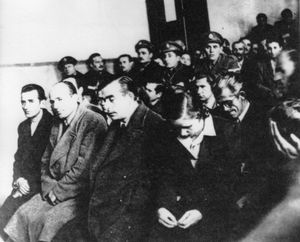 전쟁 중 공산주의자들의 군사 재판. 많은 경우 사형이 선고되었다.