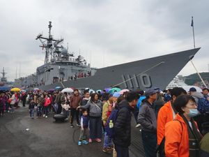 중화민국 해군 호위함 티엔단 함을 구경하는 중화민국 국민들