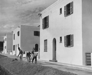 노동자들이 마셜 플랜 자금 지원으로 건설된 새 주택 앞에서 길을 다듬고 있다.