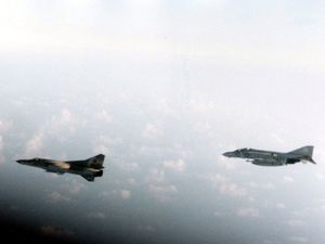 1981년 8월 시드라 만 상공의 리비아 MiG-23, 첫 번째 시드라 만 사건 직전 F-4가 뒤따르고 있다.
