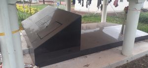 우간다 전역의 부시 전쟁 희생자들을 위한 수많은 대량학살 무덤 중 하나인 "부툰투물라 전쟁 기념 대량학살 무덤"