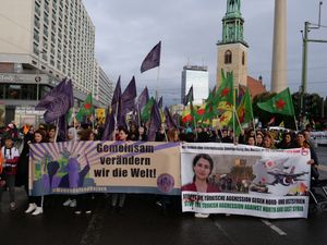 시리아 쿠르드족 정치인 헤브린 칼라프의 살해 사진을 보여주는 베를린의 시위