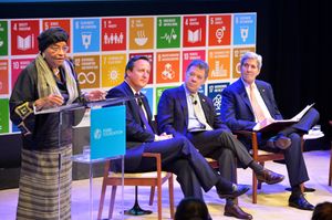 2015년 9월, 엘렌 존슨 설리프 대통령과 (왼쪽부터) 데이비드 캐머런 영국 총리, 후안 마누엘 산토스 콜롬비아 대통령, 존 케리 미국 국무장관